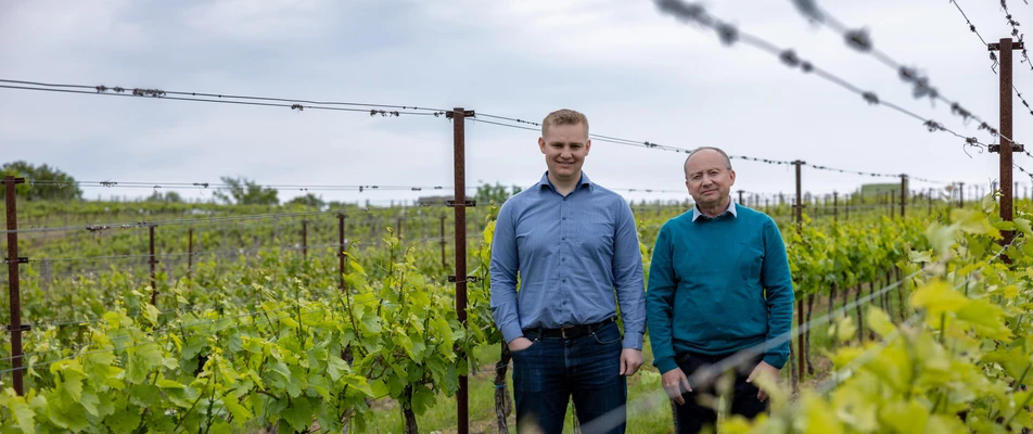 Mezi trubkami a révou: Když vedoucí z MND vedou i vinici